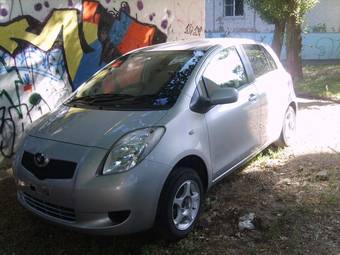 2005 Toyota Vitz Photos