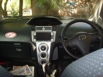 2005 Toyota Vitz Photos