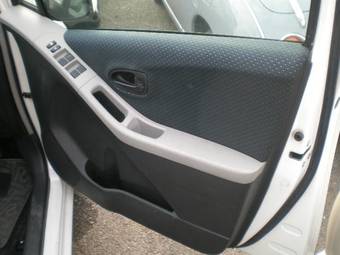 2005 Toyota Vitz Photos