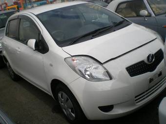 2005 Toyota Vitz Photos