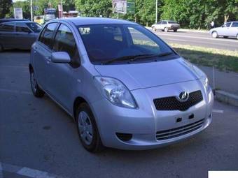 2005 Toyota Vitz Photos