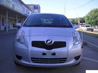 2005 Toyota Vitz Photos