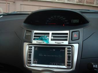 2005 Toyota Vitz Photos