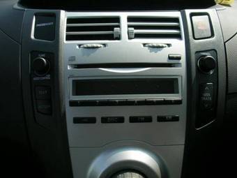 2005 Toyota Vitz Pictures