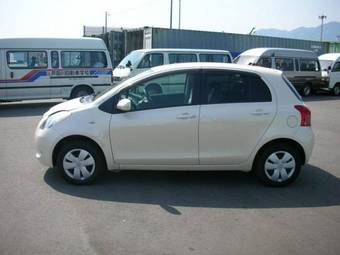 2005 Toyota Vitz Photos