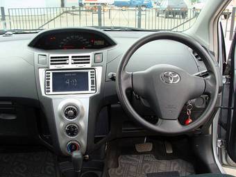 2005 Toyota Vitz Photos