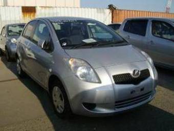 2005 Toyota Vitz Photos