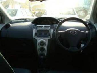 2005 Toyota Vitz Photos