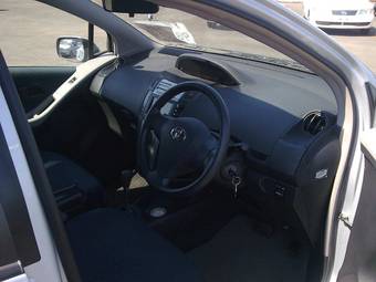 2005 Toyota Vitz Photos