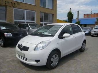 2005 Toyota Vitz Photos