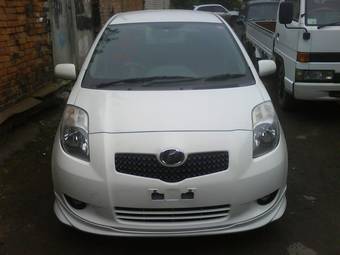 2005 Toyota Vitz Photos