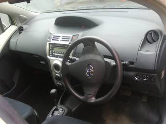 2005 Toyota Vitz Photos