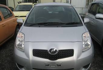 2005 Toyota Vitz Photos