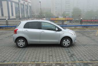 2005 Toyota Vitz Photos