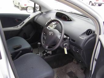 2005 Toyota Vitz Photos