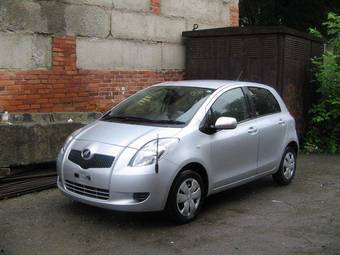 2005 Toyota Vitz Photos