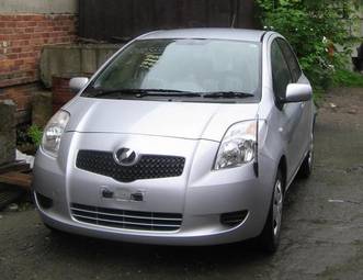 2005 Toyota Vitz Photos