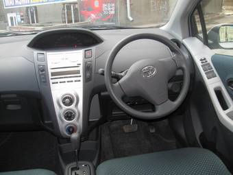 2005 Toyota Vitz Photos