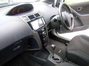 2005 Toyota Vitz Photos