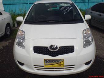 2005 Toyota Vitz Photos