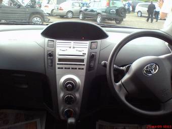 2005 Toyota Vitz Photos