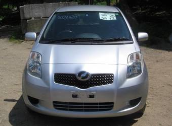 2005 Toyota Vitz Photos