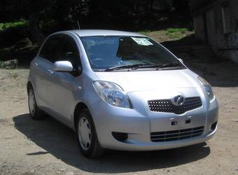 2005 Toyota Vitz Photos