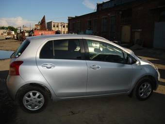 2005 Toyota Vitz Photos