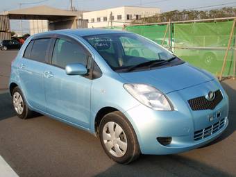 2005 Toyota Vitz Photos