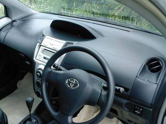 2005 Toyota Vitz Photos