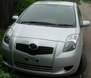 2005 Toyota Vitz Photos