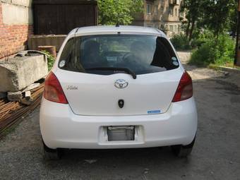 2005 Toyota Vitz Photos