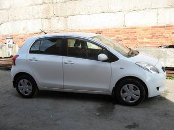 2005 Toyota Vitz Photos