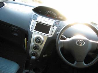 2005 Toyota Vitz Photos