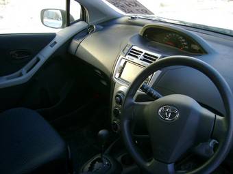 2005 Toyota Vitz Photos