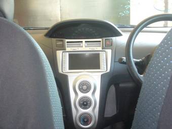 2005 Toyota Vitz Photos