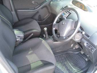 2005 Toyota Vitz Photos