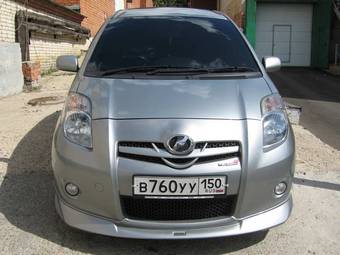 2005 Toyota Vitz Photos