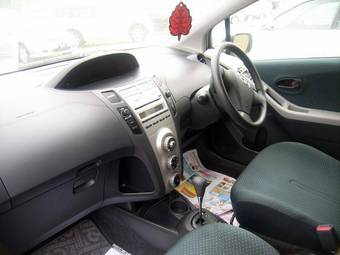 2005 Toyota Vitz Photos