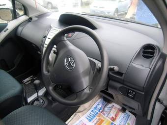 2005 Toyota Vitz Photos