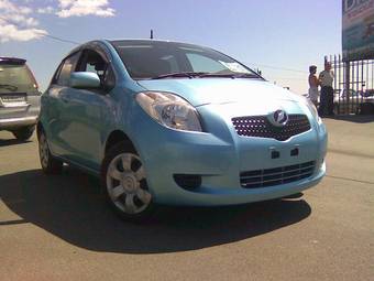 2005 Toyota Vitz Photos