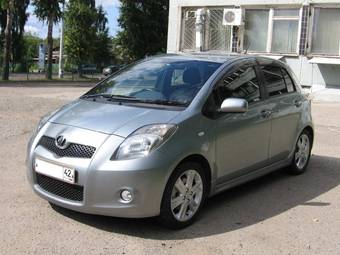 2005 Toyota Vitz Photos