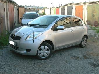 2005 Toyota Vitz Photos