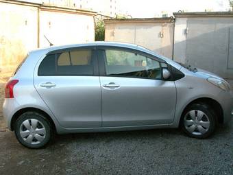 2005 Toyota Vitz Photos