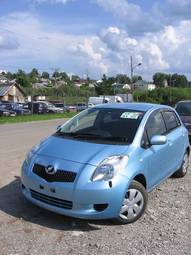 2005 Toyota Vitz Photos