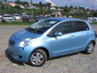 2005 Toyota Vitz Photos