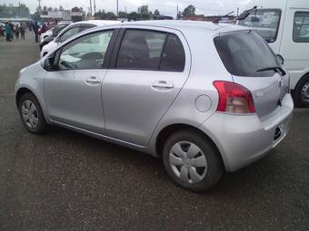 2005 Toyota Vitz Photos