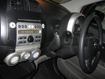 2005 Toyota Vitz Images