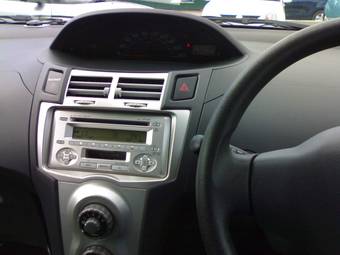 2005 Toyota Vitz Photos