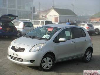 2005 Toyota Vitz Photos